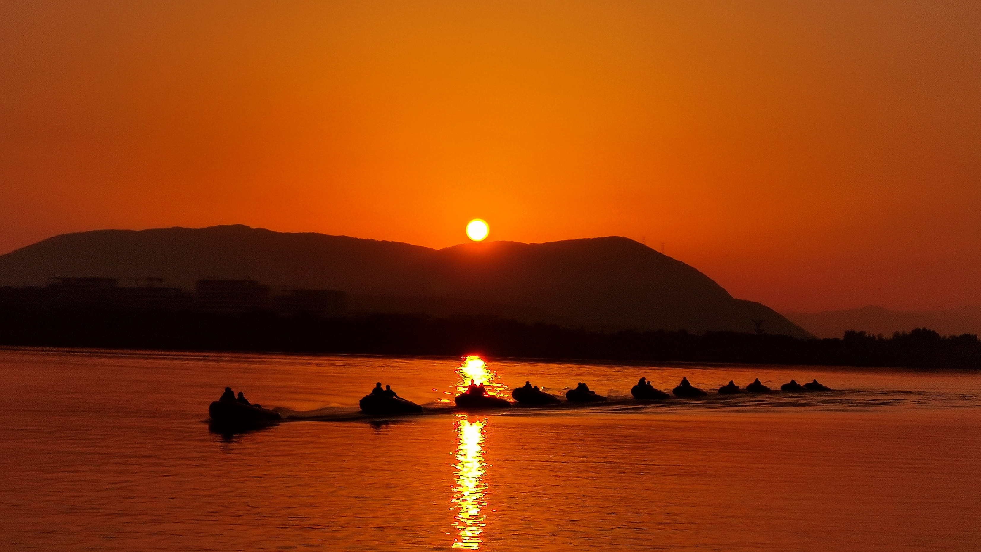 《夕阳下的逆行者》